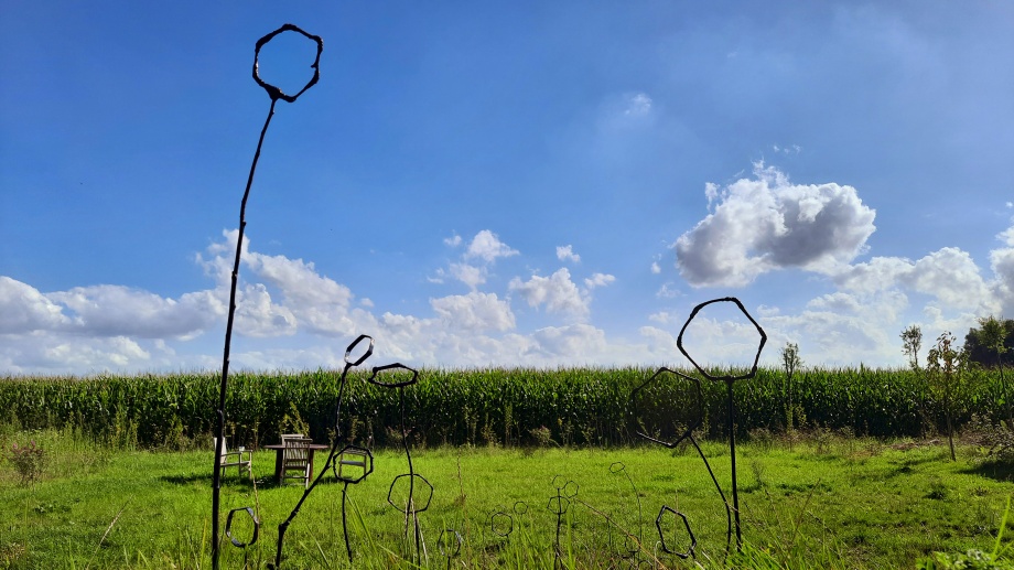 expo OVER DE HEG - installatie, figuren van hout en hars, keramiek tegels